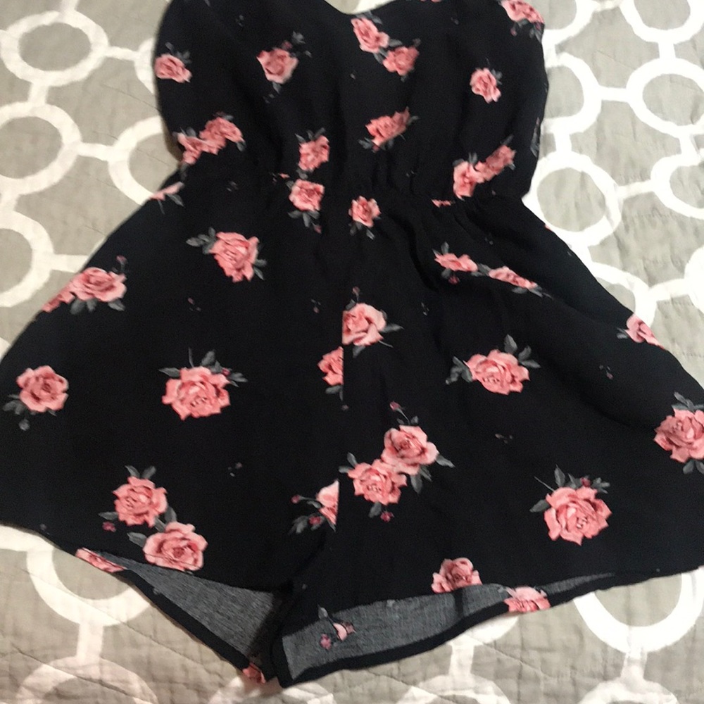 H&M FLORAL ROMPER😍 - Picture 3 of 5
